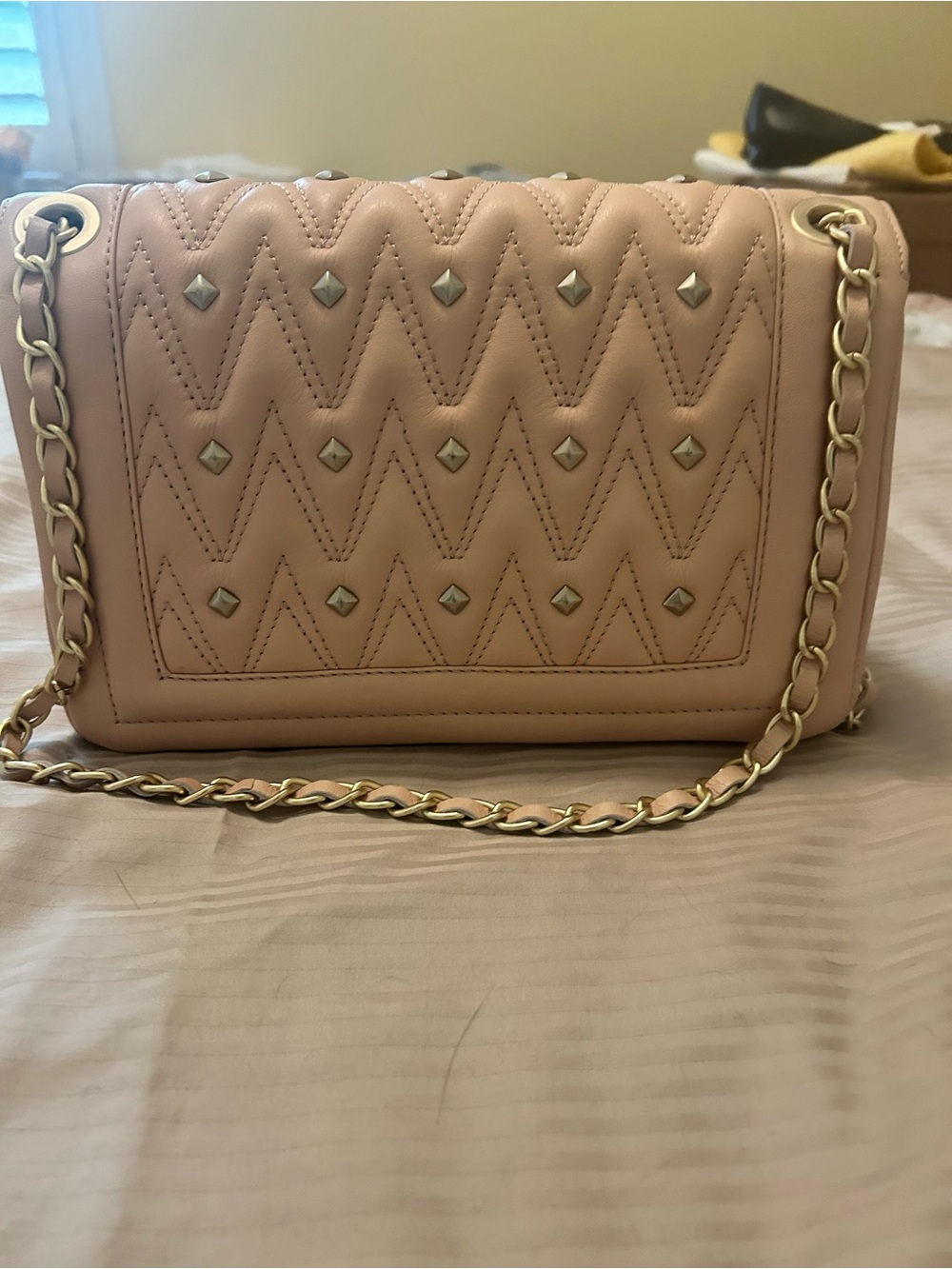Valentino Quilted Blush Shoulder Bag with Gold Chain - Picture 3 of 4